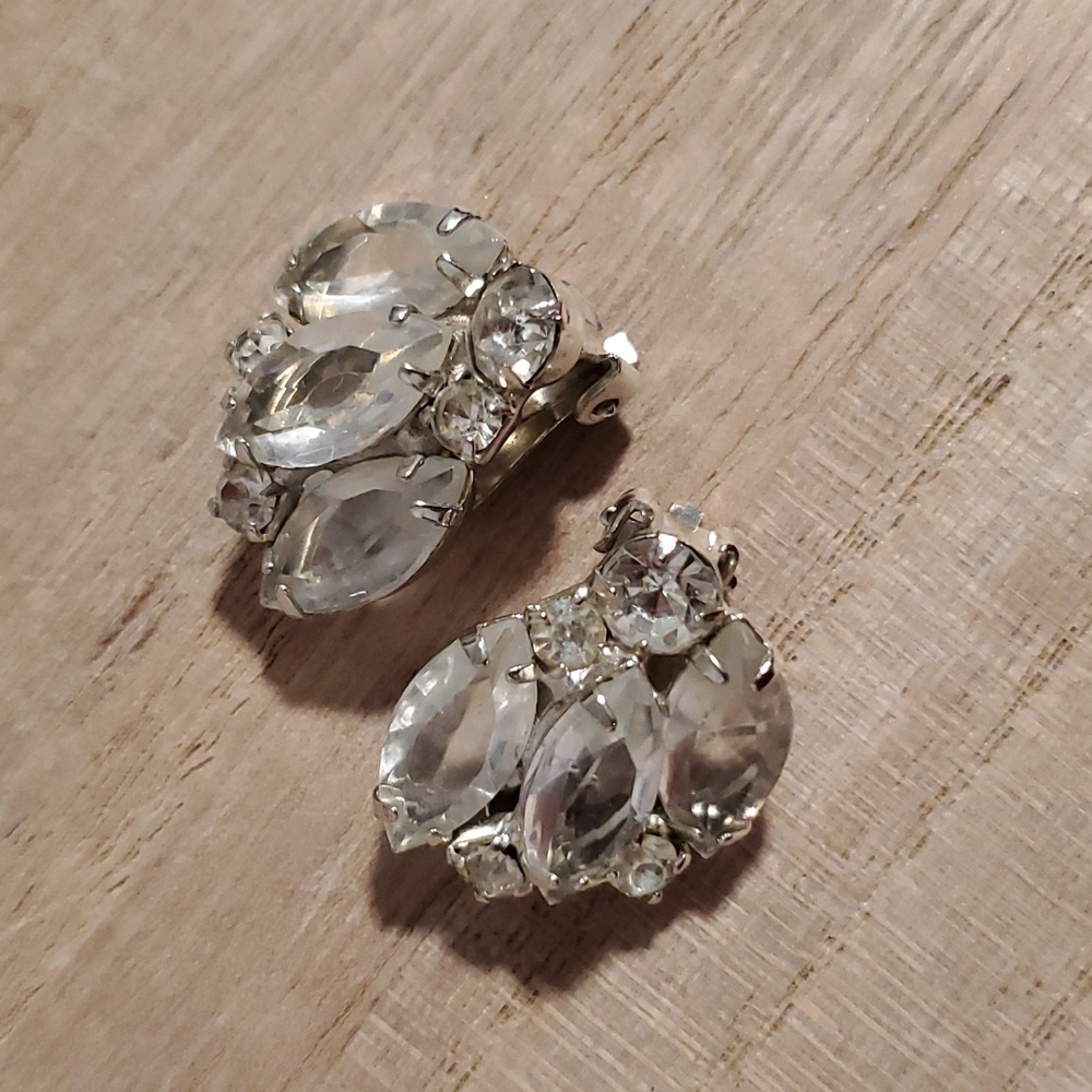 Vintage Silvertone clear rhinestones prong set clip ons unsigned - Picture 2 of 6